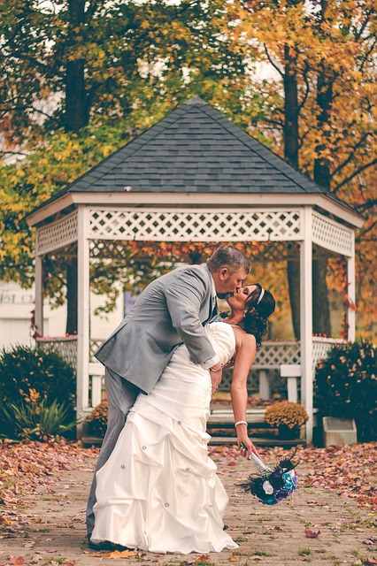 Husban And Wife Kissing - Enlace Ceremonies