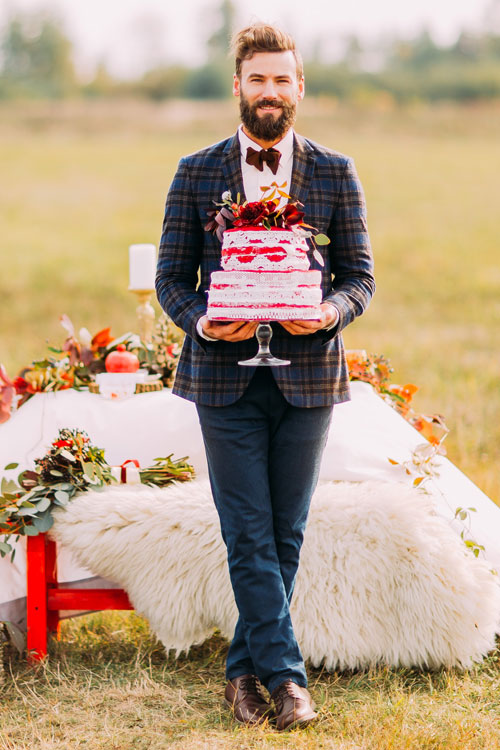 Custom wedding, groom holding cake